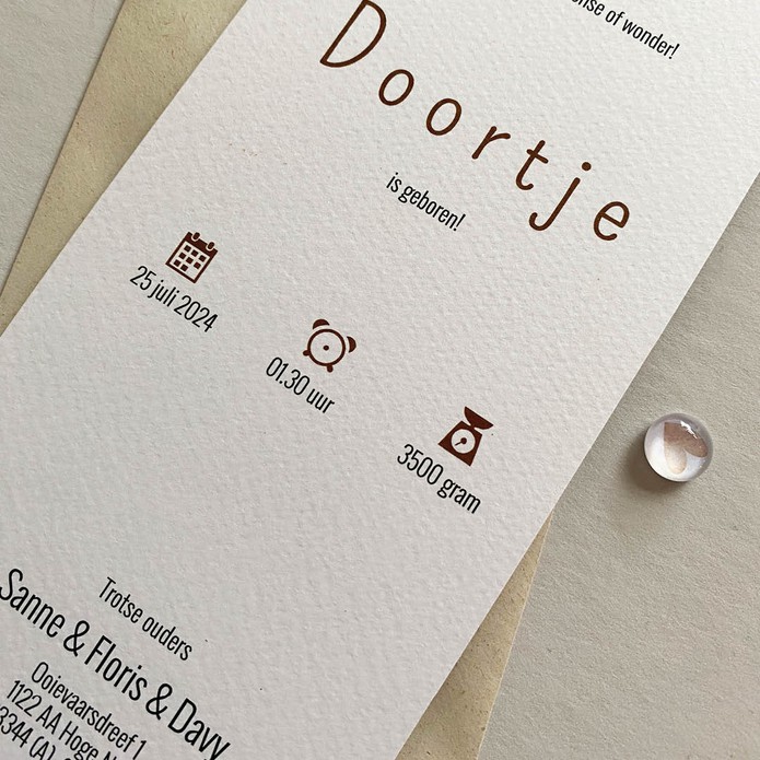 Geboortekaartje kindje bloemen bruin