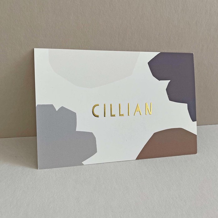 Geboortekaartje met abstracte vormen en goudfolie letters