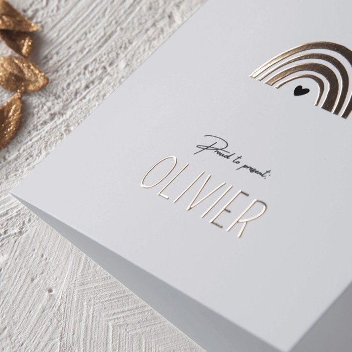 Geboortekaartje met goudfolie regenboog