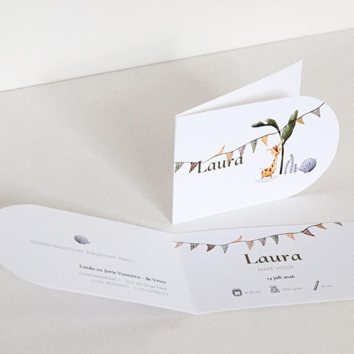 Geboortekaartje met handgetekende giraffe en halfronde vorm